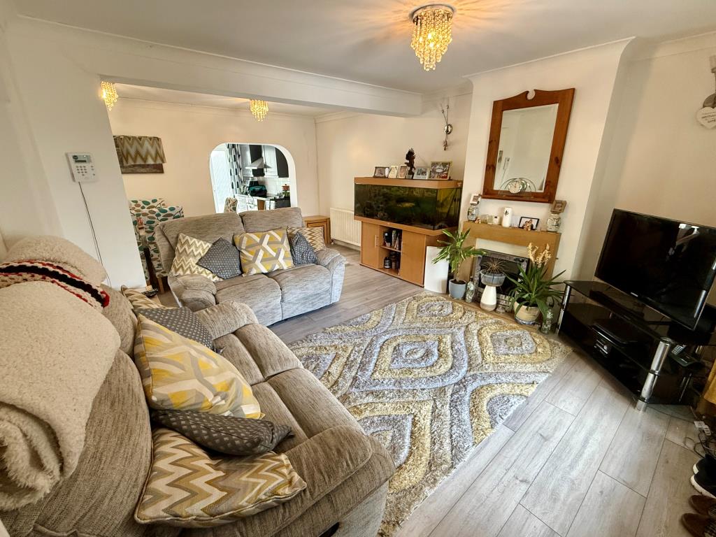 Lot: 119 - SEMI-DETACHED HOUSE IN NEED OF STRUCTURAL REPAIR - Living room